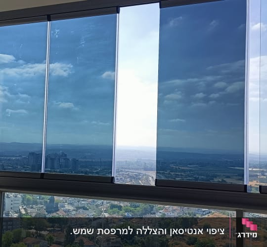 חלונות זכוכית עם נוף עירוני ואזור כפרי